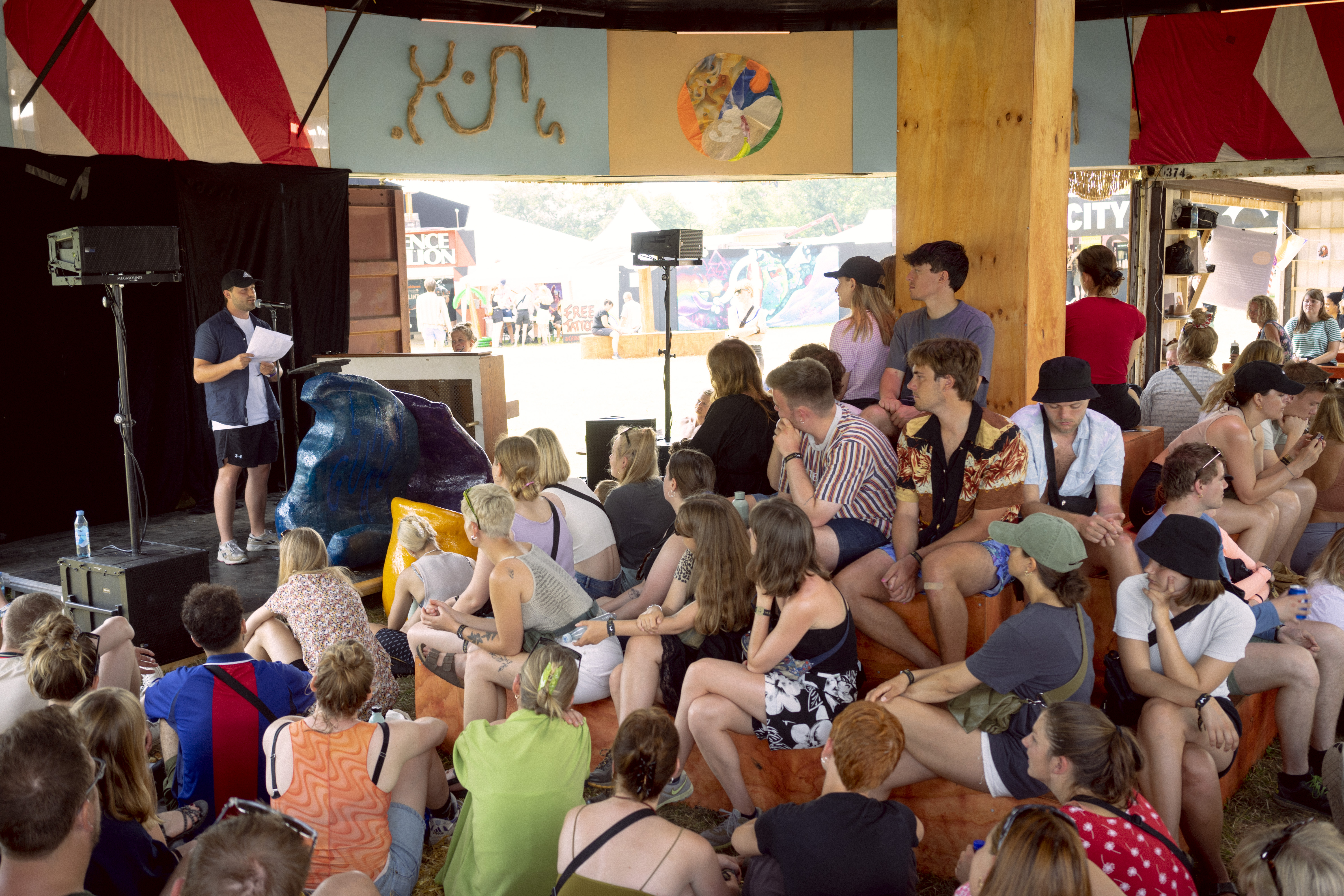 Røst er en talerskole for unge. Her taler en af deltagerne på Roskilde Festival. (Foto: Benjamin Nørskov)