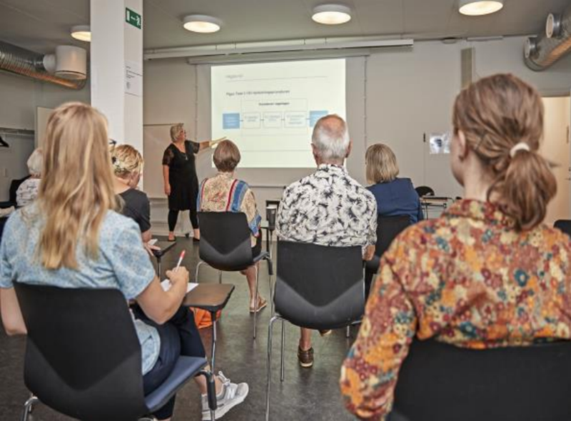 Konference i Vestjylland undersøger, hvilken rolle folkeuniversitet kan spille i formidlingen fra forsker til samfund.