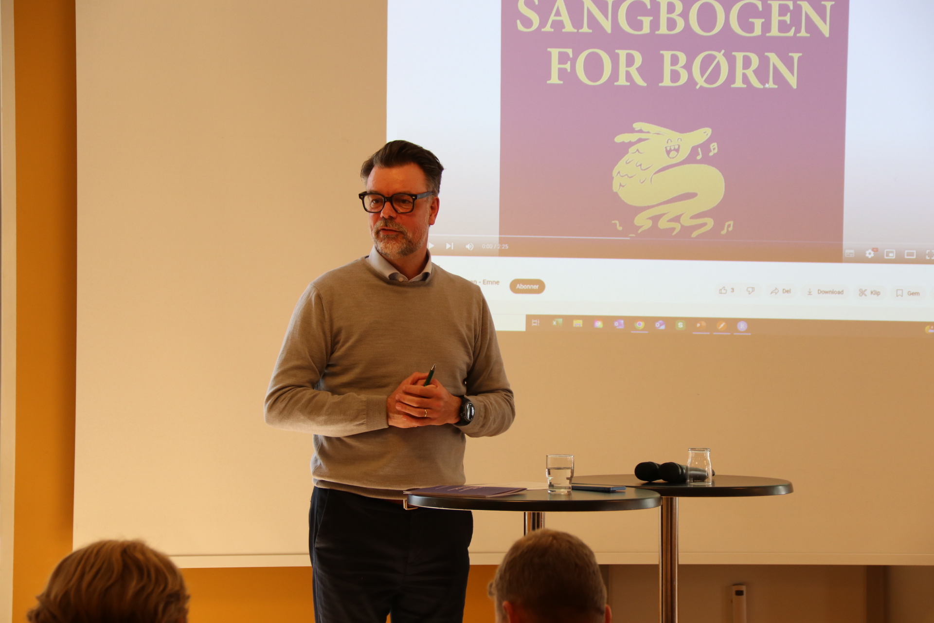 DFS' sekretariatschef, Ulrik Kampmann, var ordstyrer i den første del af programmet, hvor Trivselskommissionens formand Rasmus Meyer, holdt oplæg.
