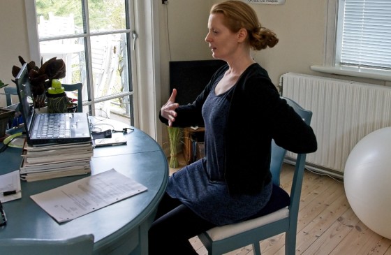 Underviser Melanie Hornemann Kämpfe fra FOF-Aarhus er i gang med on-line fødselsforberedelse. (Foto: Jørgen Diswal)