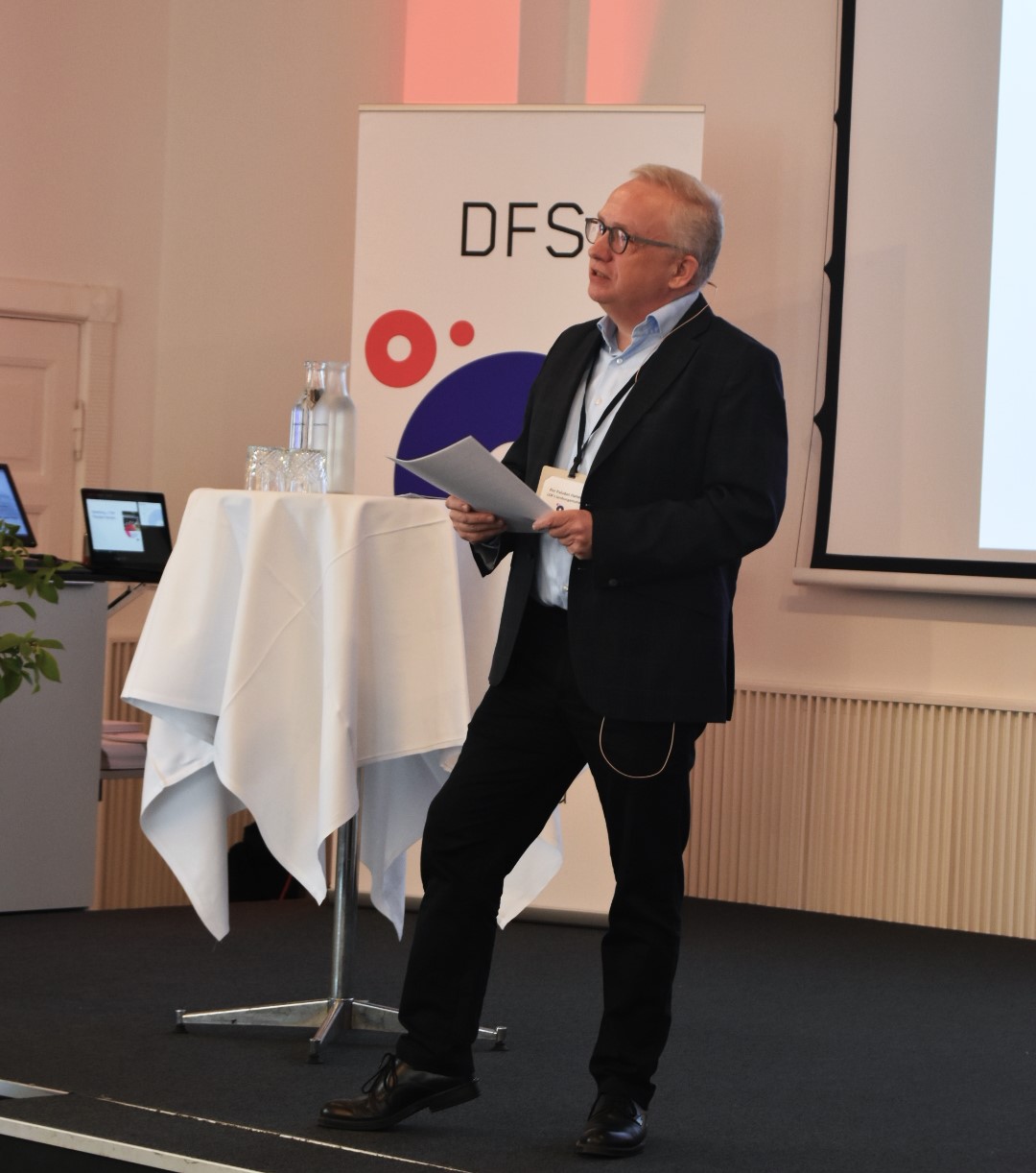 Formand for DFS, Per Paludan Hansen, gav sin beretning og indbød efterfølgende til debat