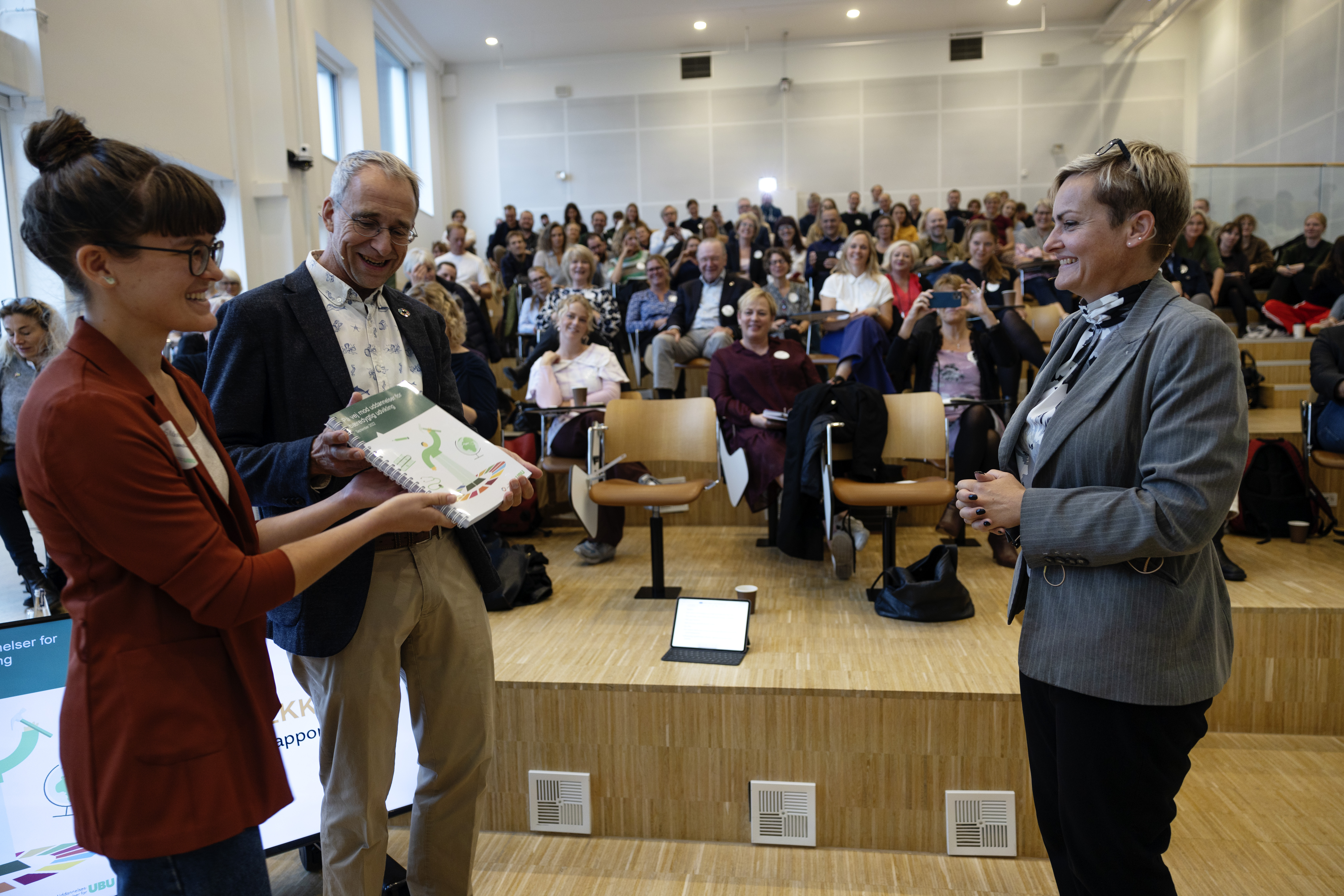 UBU-Rapporten overrækkes til børne- og undervisningsminister Pernille Rosenkrantz-Theil. (Foto: Klaus Holsting)