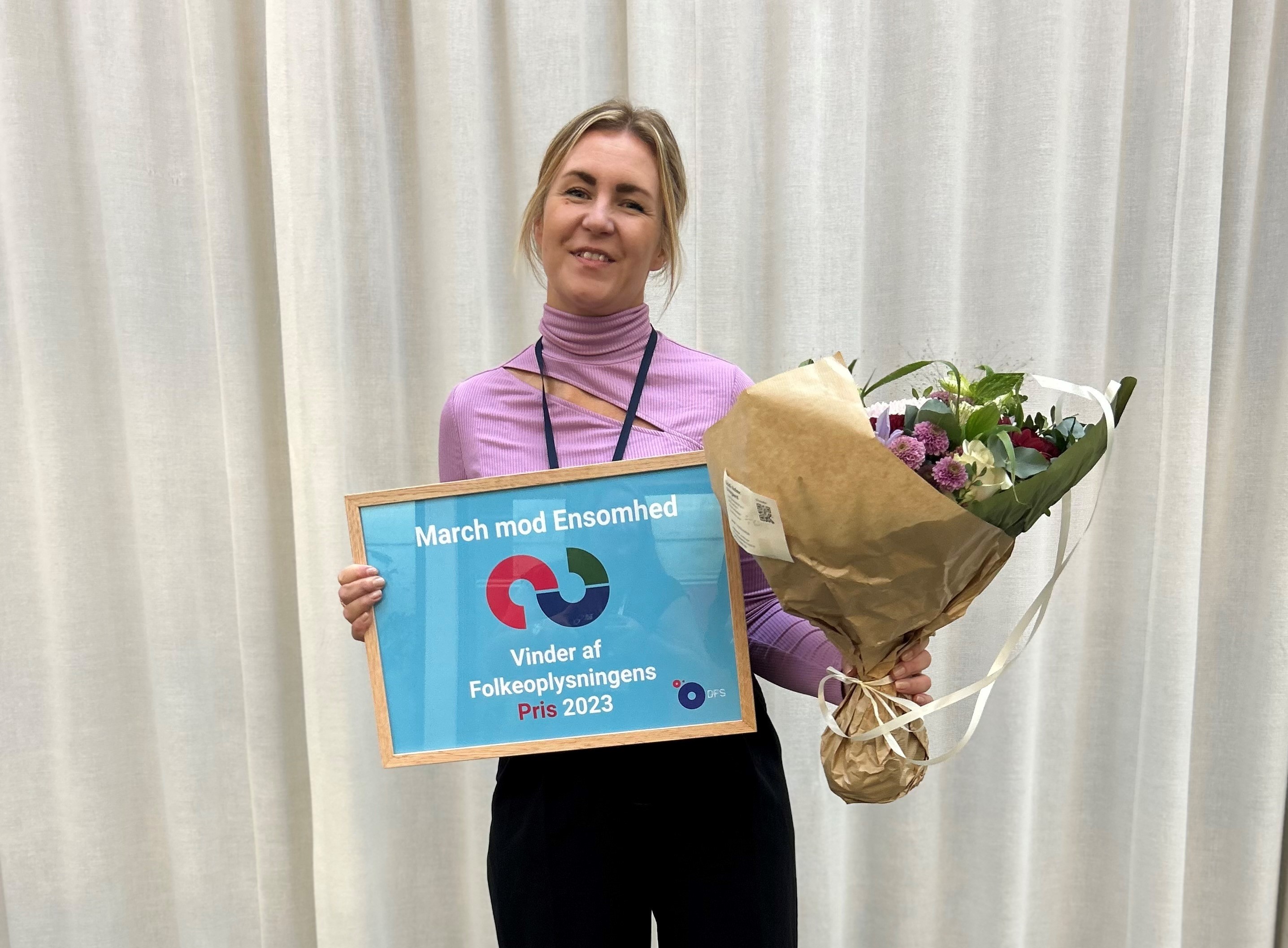 Forperson for Ensomhed Danmark, Birgitte Schwabe, modtog prisen på vegne af Patrick Cakirli, til Folkeoplysningens Dag den 12. oktober.