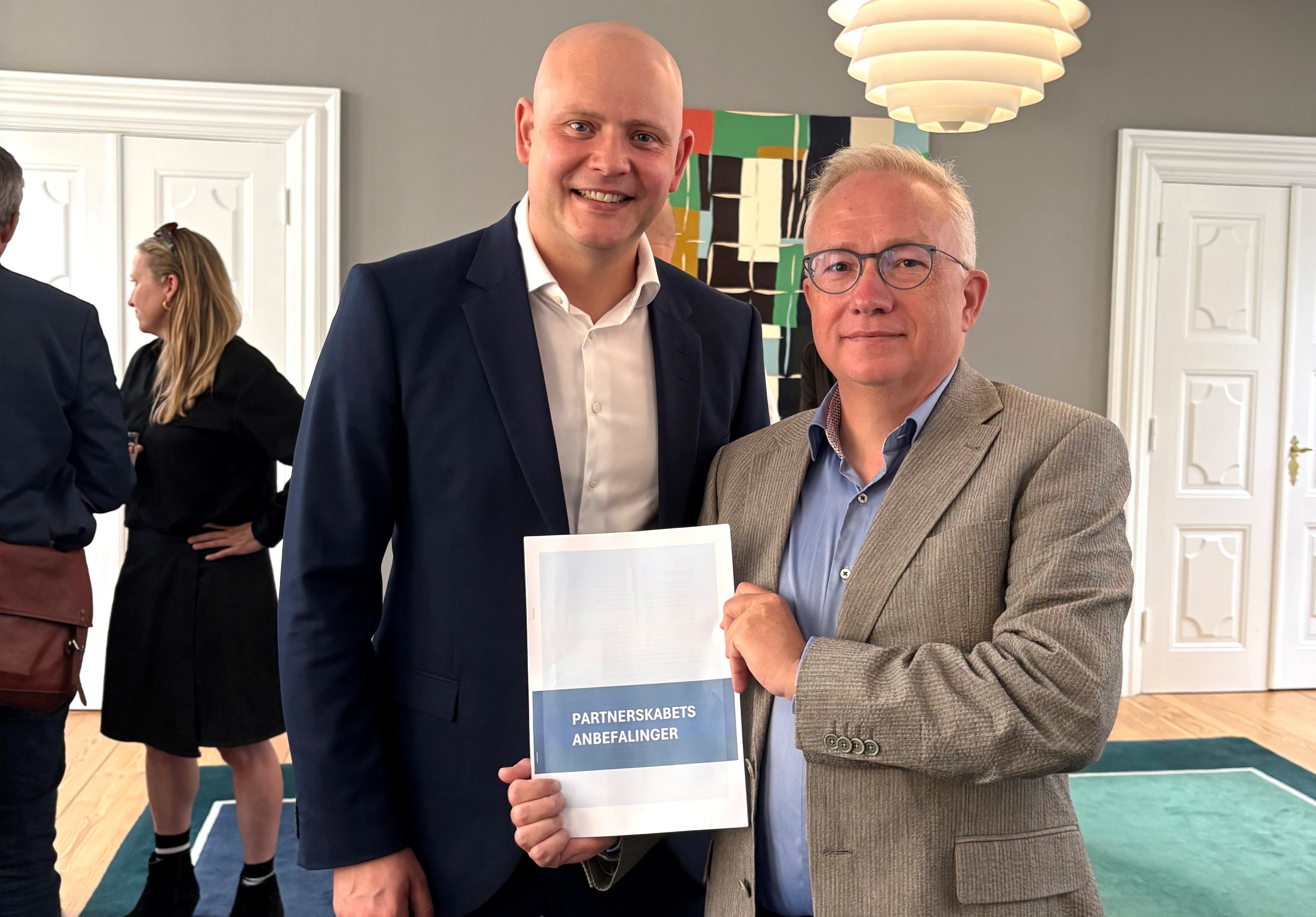 DFS har sammen med en lang række andre organisationer afleveret 51 anbefalinger til, hvordan man kan dæmme op for bureaukrati i foreningslivet. Nu er anbefalingerne afleveret til kulturminister Jakob Engel-Schmidt. Foto: DFS