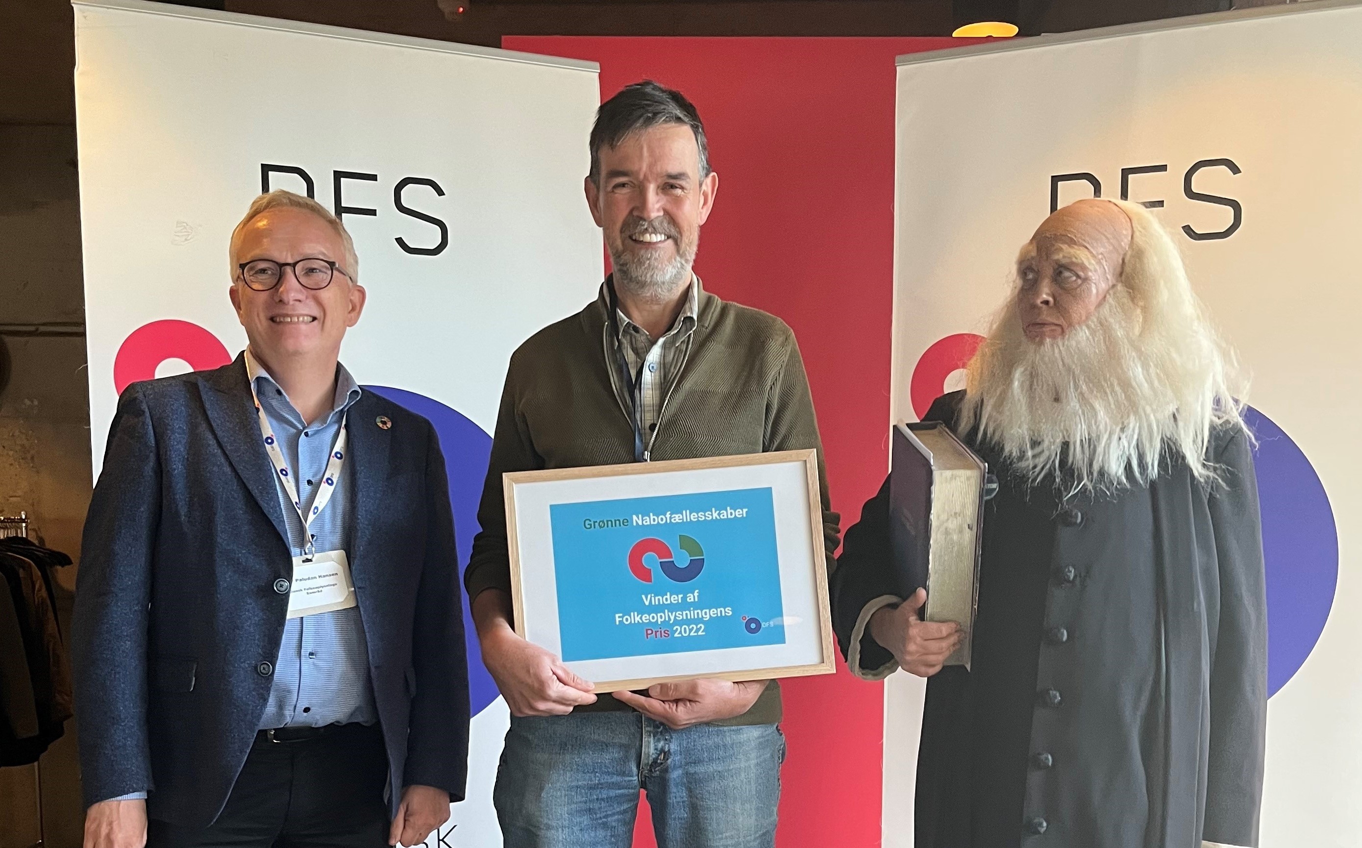 N.F.S. Grundtvig og DFS' formand, Per Paludan Hansen, overrakte prisen til sidste års vinder 'Grønne Nabofællesskaber'