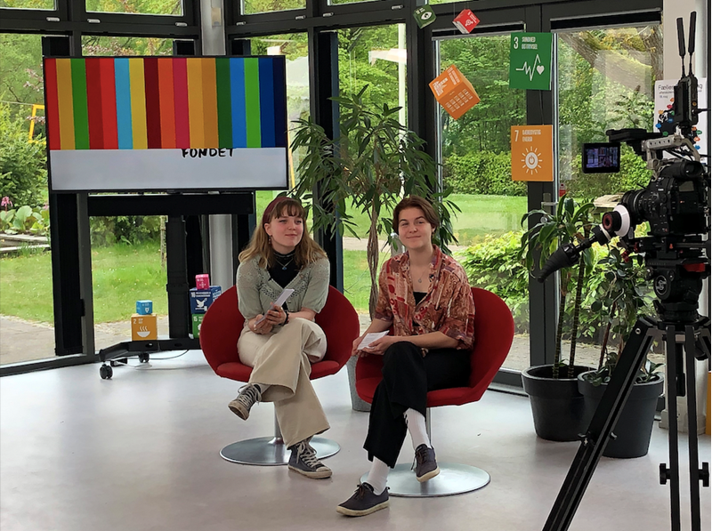 Chili Nørgaard (tv.) og Alberte Winther er elever på Eisbjerghus Internationale Efterskole og var værter for festivalens virtuelle program.