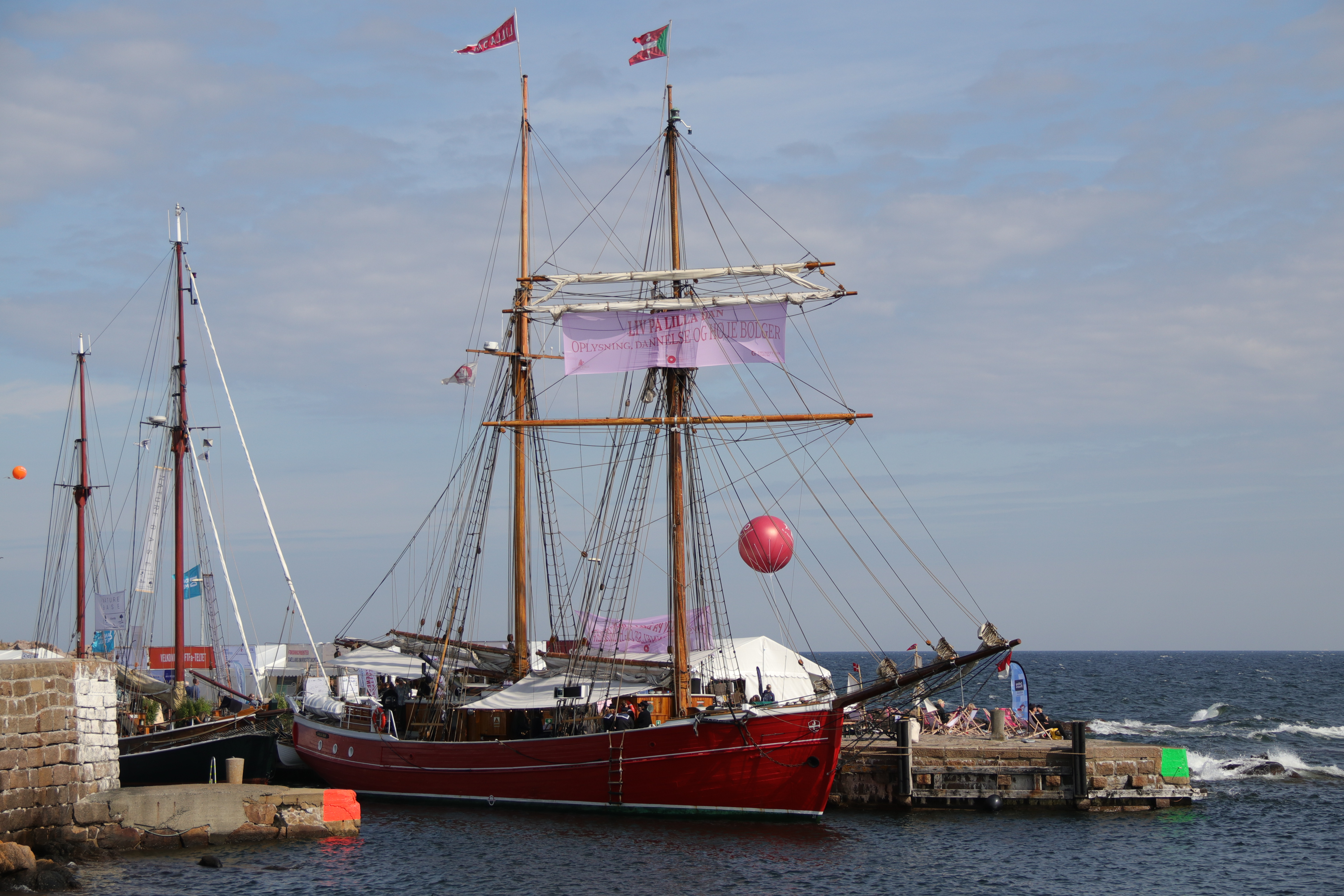 Skonnerten Lilla Dan tog sig flot ud i Allinge Havn og var velbesøgte alle Folkemødets dage. Foto: DFS