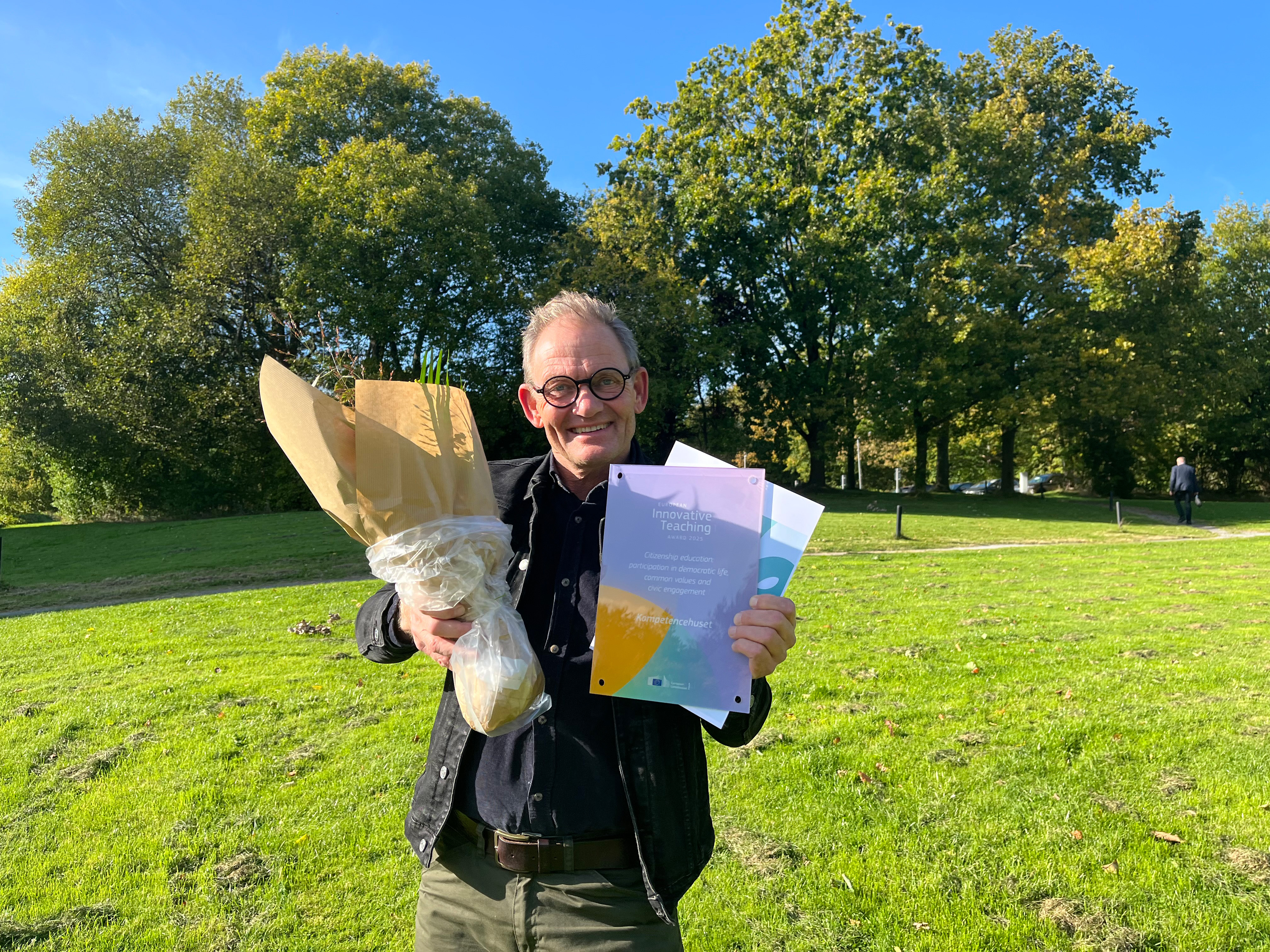 Nis Peter Nissen, forstander på Kompetencehuset, tog d. 6. oktober imod prisen EITA 2025 for projektet Folk Enlightenment Ukraine. Privatfoto.